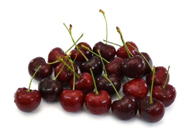 Beyaz arka planda izole edilmiş taze kiraz meyvesi