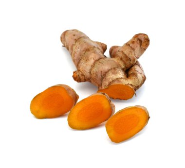 Beyaz arkaplanda izole edilmiş taze zerdeçal dilimleri