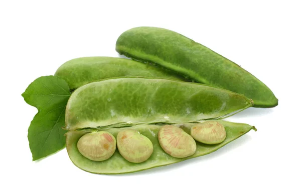 Beyaz arka planda izole edilmiş taze lima fasulyesi.