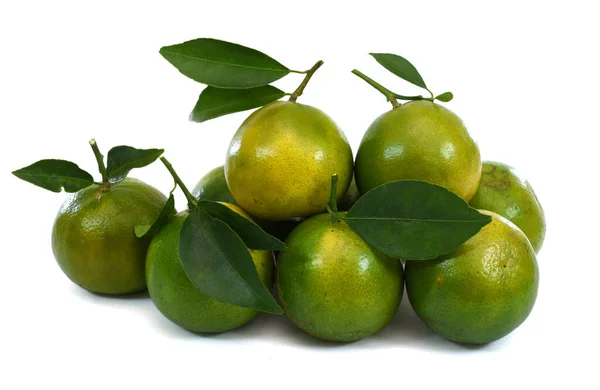 Rijpe Mandarijnen Citrus Deliciosa Tenore Met Bladeren Geïsoleerd Witte Achtergrond — Stockfoto