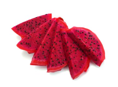 Beyaz arka planda izole edilmiş kırmızı et ejderha meyve dilimleri