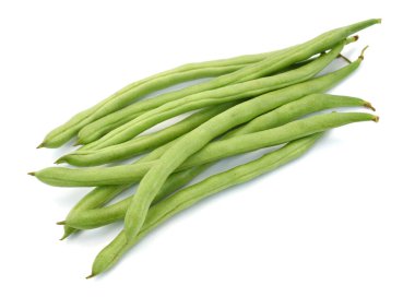 Taze yeşil fasulye (Fhaseolus vulgaris) beyaz arka planda izole edilmiştir