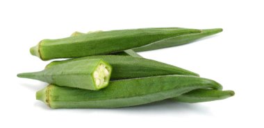 beyaz zemin üzerinde taze bamya meyveleri (abelmoschus esculentus) izole