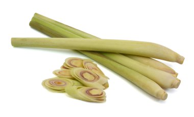 Beyaz arkaplanda dilimleri olan taze limon otu