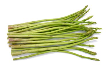 Beyaz arka planda taze kuşkonmaz resmi izole edilmiştir.