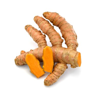 Beyaz arkaplanda taze zerdeçal izole edildi