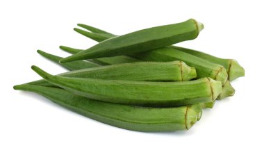 beyaz zemin üzerinde taze bamya meyveleri (abelmoschus esculentus) izole