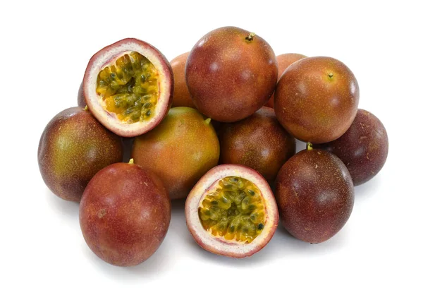 Passiflora edulis meyvesi beyaz arka planda izole