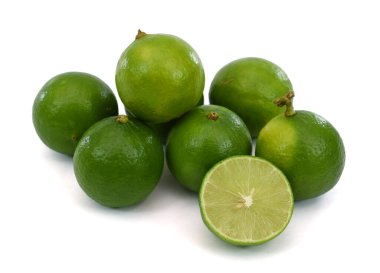 Beyaz arka planda yarı izole edilmiş taze limon meyvesi.
