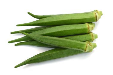 beyaz zemin üzerinde taze bamya meyveleri (abelmoschus esculentus) izole