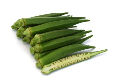 beyaz zemin üzerinde taze bamya meyveleri (abelmoschus esculentus) izole