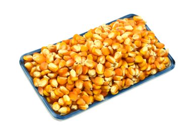 Beyaz arkaplanda izole edilmiş sarı mısır taneleri