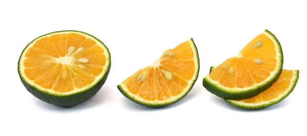 白い背景に孤立したオレンジの果実のスライス — ストック写真