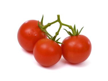 Beyaz arka planda izole edilmiş taze kiraz domatesleri.