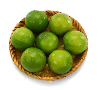 Beyaz arka planda izole edilmiş taze kireç meyveleri