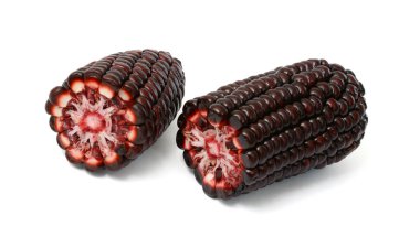 Beyaz arka planda izole edilmiş taze mor mısır meyvesi