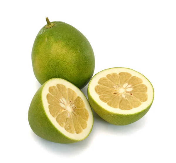 Gröna Pomelo Citrusfrukter Med Halv Isolerad Vit Bakgrund — Stockfoto