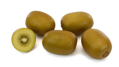 Olgun kivi meyveleri beyaz arkaplanda izole