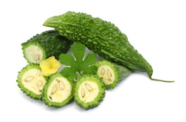 Acı kavun, acı kabak, beyaz arka planda izole edilmiş acı kabak meyvesi.