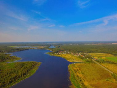 Parlak mavi gökyüzü ile kuşbakışı göl manzaralı bahar manzarası.