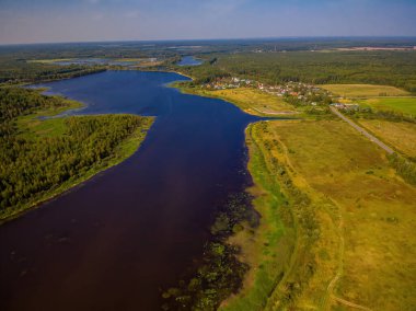Gölü kuş bakışı gören bahar manzarası.