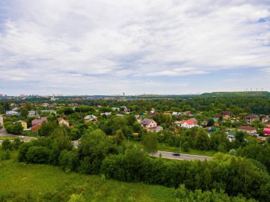 Ormandaki köyü kuş bakışı gören bahar manzarası..