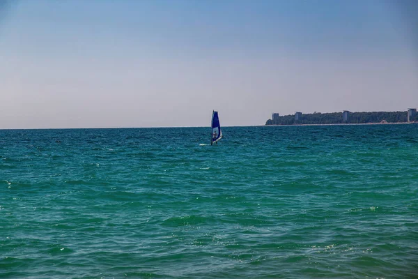 Letní Výhled Moře Plovoucí Surfaři — Stock fotografie