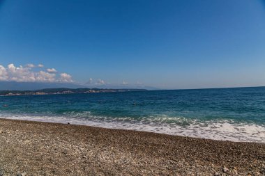 Kafkasya 'da mavi gökyüzü olan deniz burnu.