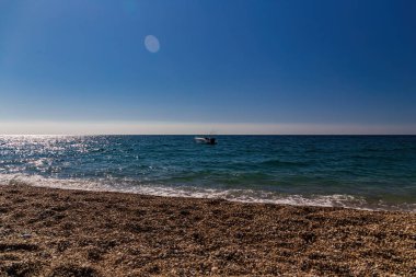 Balıkçı teknesi olan bir deniz burnu