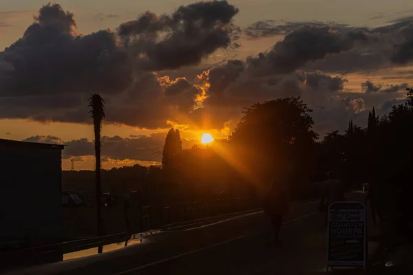 コーカサスの都市環境でカラフルな夕日 — ストック写真