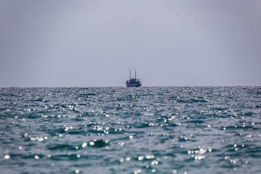  Uzak denizde yalnız bir gemiyle manzara..