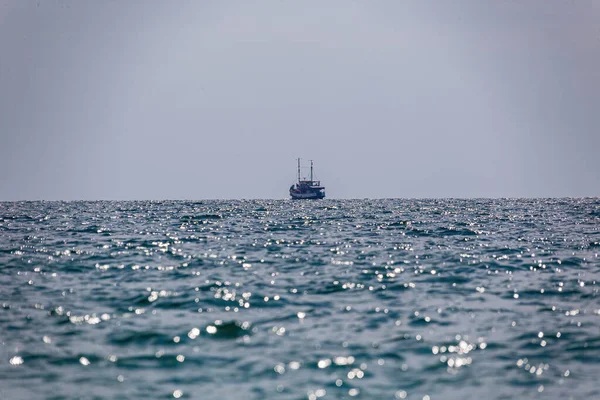 Paisaje Con Barco Solitario Lejano Mar — Foto de Stock
