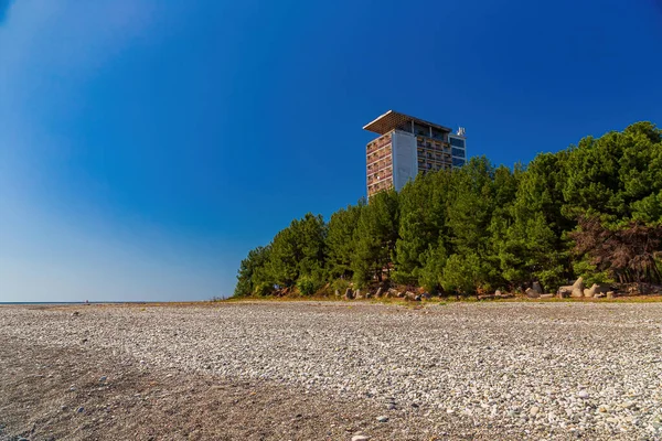 Seascape Břehu Oblázkové Pláže Výhledem Hotelový Komplex — Stock fotografie