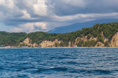 Kafkasya 'nın dağlık sahillerinden deniz manzarası .