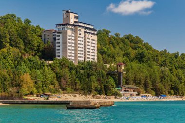 Sahilde bir otelin manzarası.