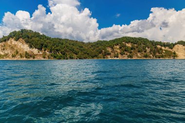 Kafkasya 'nın dalgalı kıyılarından deniz manzarası .