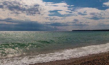 Fırtınalı havada büyük dalgaların olduğu deniz manzaralı bir pelerin..