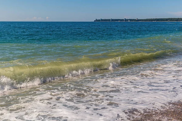 Zeegezicht Met Uitzicht Stad Blauwe Lucht — Stockfoto