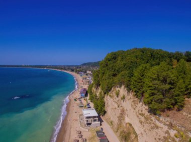 Yaz manzarası, kuş bakışı dağlara ve plaja bakıyor. .