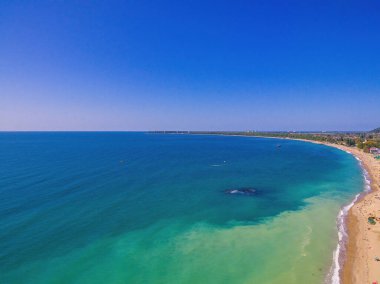 Uzaktan kumsala ve şehre kuş bakışı bakan manzara..