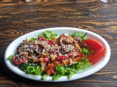 Masada sığır etli Tayland salatası