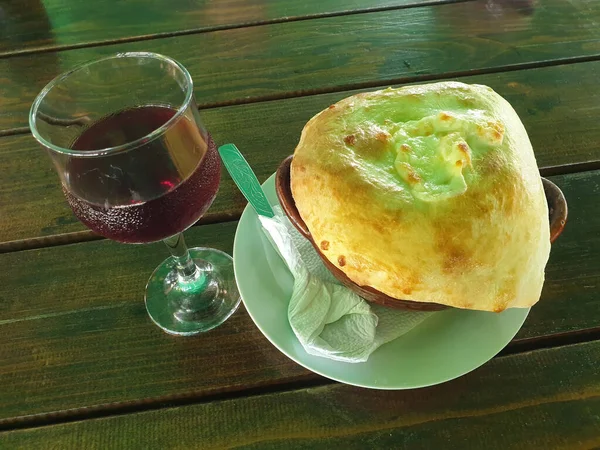 Carne Uma Panela Coberta Com Pão Pita Com Copo Vinho — Fotografia de Stock