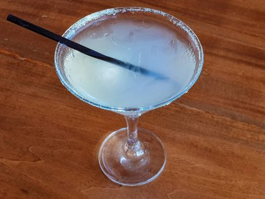 Margarita kokteyli masada.