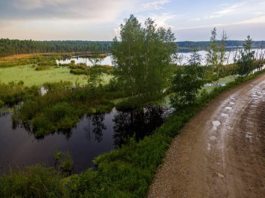 Yağmurdan sonra gölün kuş bakışı görüntüsü.