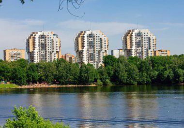 Nehir kenarından manzaralı yüksek binalar ve şehir plajı manzaralı.