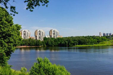 Nehir kenarından manzaralı yüksek binalar..