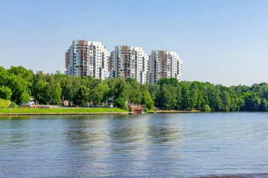 Nehir kenarında yürüyüş yapan manzara..