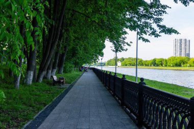 Nehir kenarında yürüyorum..