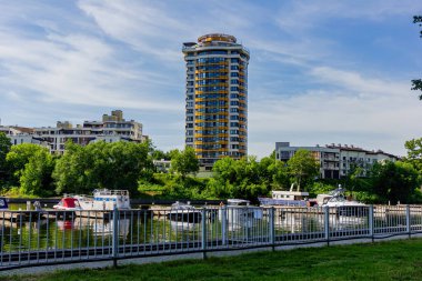 Marina 'lı bir konut kompleksi.