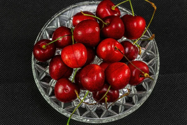 Červené Třešně Váze Výhledem Shora Černém Pozadí — Stock fotografie